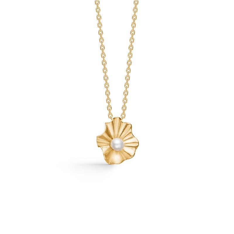 Amelie vedhæng i 8 kt guld med hvid rund perle fra Mads Z White Label-kollektion.